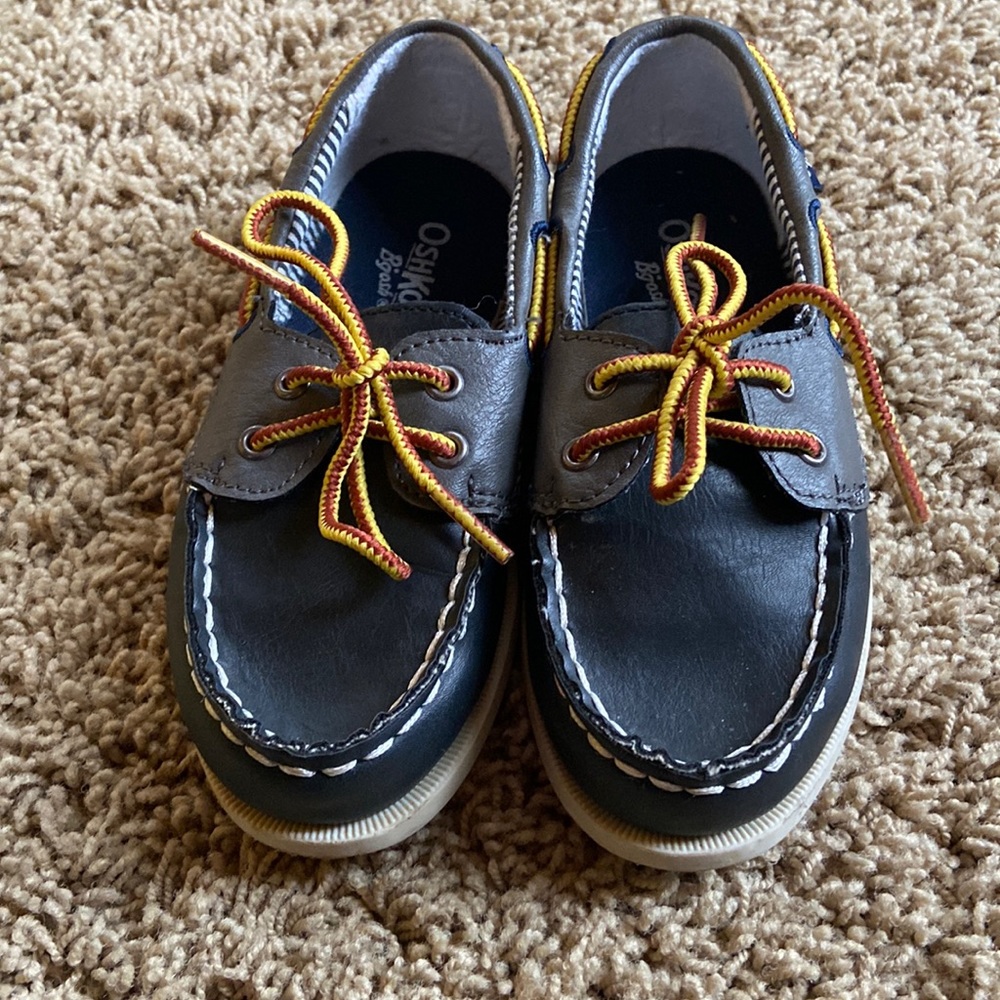 Like New OshKosh B’gosh Navy boat shoes - little kids size 9